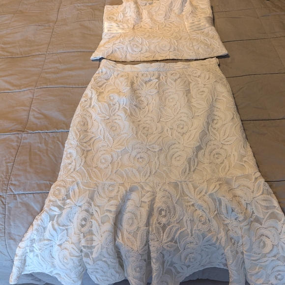 Three piece lace suite - Picture 2 of 4
